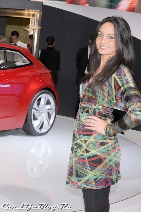 paris-motor-show-models-17 paris-motor-show-models-17